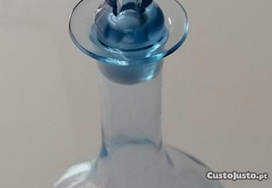 Garrafa licoreiro em vidro azul soprado