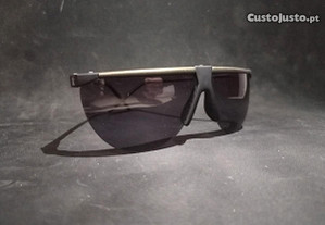 Óculos de cor preta com hastes em preto feito em fibra de carbono