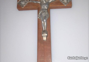 Crucifixo em madeira e Cristo em alumínio