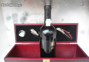 Caixa Madeira com acessórios e garrafa vinho tinto Reserva Douro 2001 SCE