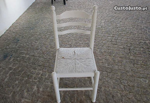 Cadeira antiga cor branco