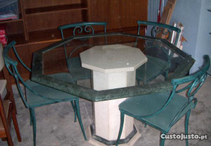 Conjunto Mesa em Pedra e Vidro e cadeiras de ferro