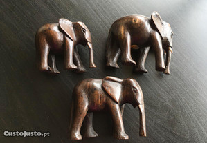 Elefantes em madeira