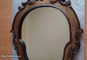 Espelho antigo com moldura em madeira