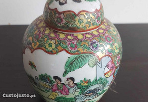 Pote redondo com tampa em porcelana oriental pintado à mão com motivos florais e vegetalistas