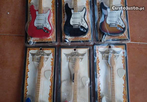 Miniatura Replica Guitarra Strato Escala de 1:4 em madeira Made em Brasil