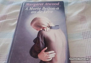 A morte beijou-a ao de leve - Margaret Atwood