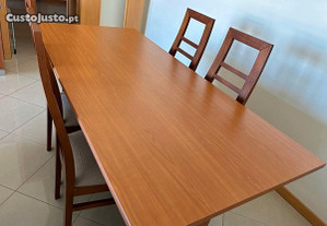 Mesa de jantar de madeira e 4 cadeiras
