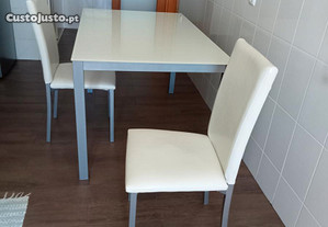 Mesa em vidro branco temperado com quatro cadeiras