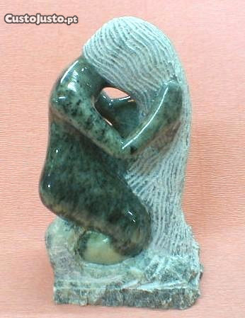 Escultura mulher pedra sabão 21x12x9cm