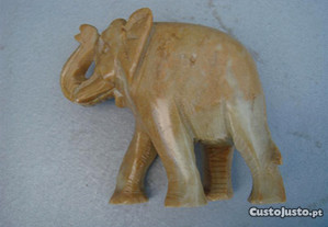 Estatueta africana de elefante em pedra