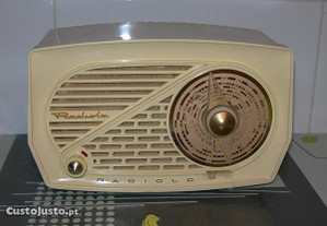 Pequeno rádio a válvulas, de 1957