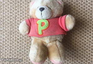 Urso de peluche pequeno, com letra P