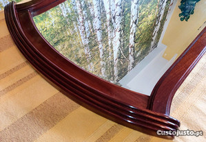Espelho biselado com moldura em madeira maciça